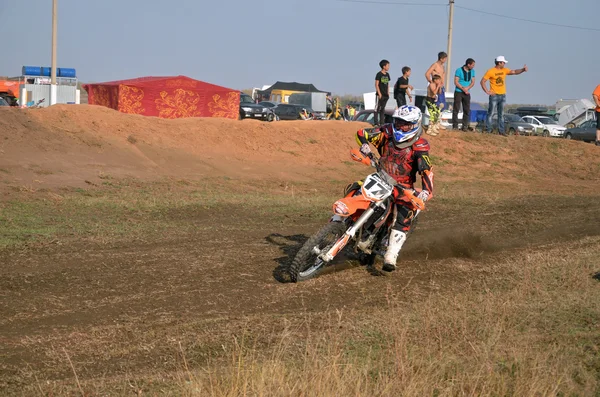 Motorcross ruiter op de motorfiets versnelt bochten van de baan — Stockfoto