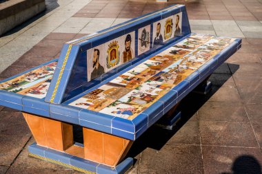 Algeciras, İspanya - 27 Haziran 2018. İspanya 'nın eski Algeciras kasabasındaki Historic Plaza Alta (Yüksek Meydan). Şehirdeki en büyük faaliyet merkezlerinden biridir..