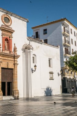 Algeciras, İspanya - 27 Haziran 2018. İspanya 'nın eski Algeciras kasabasındaki Historic Plaza Alta (Yüksek Meydan). Şehirdeki en büyük faaliyet merkezlerinden biridir..
