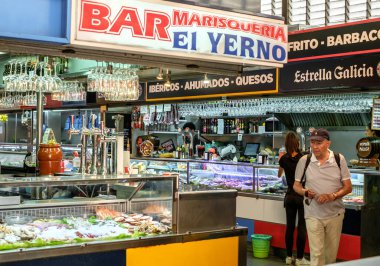 Malaga, İspanya - 28 Ağustos 2018. Kentin merkezinde yer alan Merkezi Pazar Atarazana 'nın (Mercado Central Atarazanas) iç manzarası. Büyük şehir pazarındaki et ve balık tezgahlarının görüntüsü