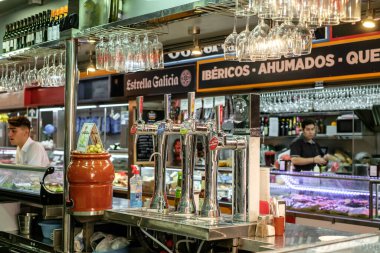 Malaga, İspanya - 28 Ağustos 2018. Kentin merkezinde yer alan Merkezi Pazar Atarazana 'nın (Mercado Central Atarazanas) iç manzarası. Büyük şehir pazarındaki et ve balık tezgahlarının görüntüsü