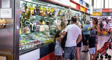 Malaga, İspanya - 28 Ağustos 2018. Kentin merkezinde yer alan Merkezi Pazar Atarazana 'nın (Mercado Central Atarazanas) iç manzarası. Büyük şehir pazarındaki et ve balık tezgahlarının görüntüsü