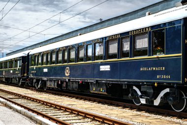 Rusçuk şehri, Bulgaristan - 29 Ağustos 2017. Efsanevi Venedik Simplon Orient Ekspresi Ruse tren istasyonundan ayrılmaya hazır. Lüks tren Paris ve İstanbul arasında seyahat eder..