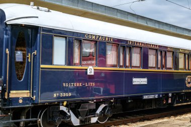 Rusçuk şehri, Bulgaristan - 29 Ağustos 2017. Efsanevi Venedik Simplon Orient Ekspresi Ruse tren istasyonundan ayrılmaya hazır. Lüks tren Paris ve İstanbul arasında seyahat eder..