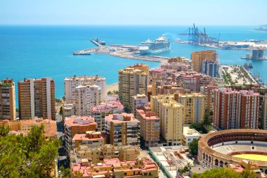 Malaga, İspanya - 26 Haziran 2018. Malaga limanının panoramik görüntüsü, İspanya 'nın Endülüs Bölgesi' nde bulunan Costa del Sol limanına yanaştı.