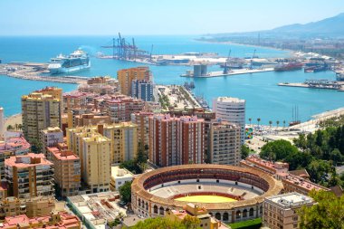 Malaga, İspanya - 26 Haziran 2018. Malaga limanının panoramik görüntüsü, İspanya 'nın Endülüs Bölgesi' nde bulunan Costa del Sol limanına yanaştı.