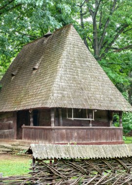 Bükreş, Romanya, 5 Eylül 2017. Romanya 'nın dört bir yanından gelen otantik çiftlikler ve evler, Romanya' nın geleneksel köy yaşamının yer aldığı Herastrau Park 'taki açık hava etnoğrafya müzesi Dimitrie Gusti Ulusal Köy Müzesi' nde sergileniyor.