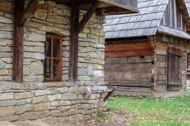 Bükreş, Romanya, 5 Eylül 2017. Romanya 'nın dört bir yanından gelen otantik çiftlikler ve evler, Romanya' nın geleneksel köy yaşamının yer aldığı Herastrau Park 'taki açık hava etnoğrafya müzesi Dimitrie Gusti Ulusal Köy Müzesi' nde sergileniyor.