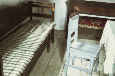 Sibiu, Romanya - 27 Haziran 2020. Kırsal mobilya ve dekorasyonlu geleneksel Romen halk evleri. Geleneksel Halk Uygarlığı Astra Müzesi, Sibiu