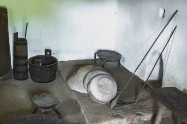 Sibiu, Romanya - 27 Haziran 2020. Kırsal mobilya ve dekorasyonlu geleneksel Romen halk evleri. Geleneksel Halk Uygarlığı Astra Müzesi, Sibiu