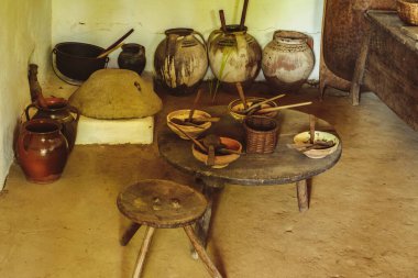 Sibiu, Romanya - 27 Haziran 2020. Kırsal mobilya ve dekorasyonlu geleneksel Romen halk evleri. Geleneksel Halk Uygarlığı Astra Müzesi, Sibiu