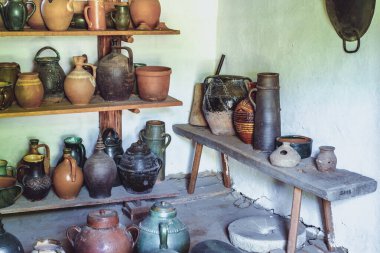 Sibiu, Romanya - 27 Haziran 2020. Kırsal mobilya ve dekorasyonlu geleneksel Romen halk evleri. Geleneksel Halk Uygarlığı Astra Müzesi, Sibiu