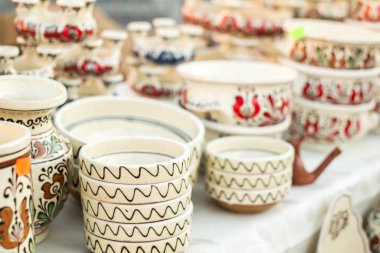 Sibiu City, Romanya - 06 Eylül 2020. Romanya 'nın Sibiu kentindeki çömlekçiler fuarında geleneksel Rumen el yapımı seramik pazarı