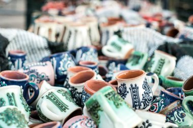 Sibiu City, Romanya - 06 Eylül 2020. Romanya 'nın Sibiu kentindeki çömlekçiler fuarında geleneksel Rumen el yapımı seramik pazarı