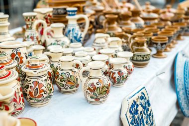 Sibiu City, Romanya - 06 Eylül 2020. Romanya 'nın Sibiu kentindeki çömlekçiler fuarında geleneksel Rumen el yapımı seramik pazarı