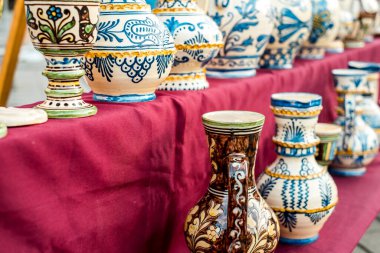 Sibiu City, Romanya - 06 Eylül 2020. Romanya 'nın Sibiu kentindeki çömlekçiler fuarında geleneksel Rumen el yapımı seramik pazarı