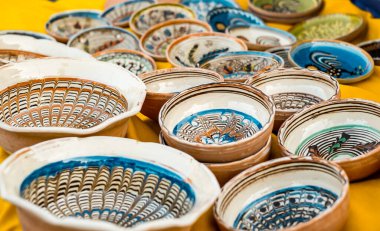 Sibiu City, Romanya - 06 Eylül 2020. Romanya 'nın Sibiu kentindeki çömlekçiler fuarında geleneksel Rumen el yapımı seramik pazarı