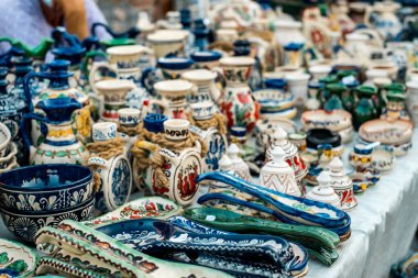 Sibiu City, Romanya - 06 Eylül 2020. Romanya 'nın Sibiu kentindeki çömlekçiler fuarında geleneksel Rumen el yapımı seramik pazarı