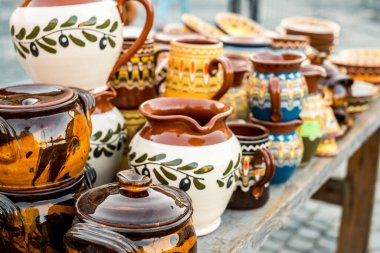 Sibiu City, Romanya - 06 Eylül 2020. Romanya 'nın Sibiu kentindeki çömlekçiler fuarında geleneksel Rumen el yapımı seramik pazarı