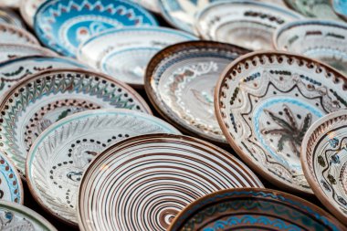 Sibiu City, Romanya - 06 Eylül 2020. Romanya 'nın Sibiu kentindeki çömlekçiler fuarında geleneksel Rumen el yapımı seramik pazarı