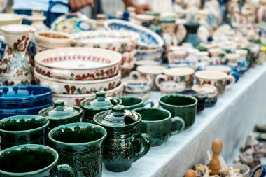 Sibiu City, Romanya - 06 Eylül 2020. Romanya 'nın Sibiu kentindeki çömlekçiler fuarında geleneksel Rumen el yapımı seramik pazarı