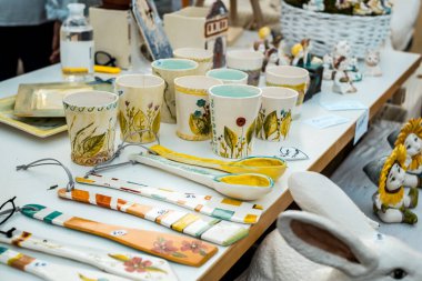 Sibiu City, Romanya - 06 Eylül 2020. Romanya 'nın Sibiu kentindeki çömlekçiler fuarında geleneksel Rumen el yapımı seramik pazarı