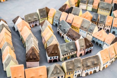 Sibiu City, Romanya - 06 Eylül 2020. Romanya 'nın Sibiu kentindeki çömlekçiler fuarında geleneksel Rumen el yapımı seramik pazarı