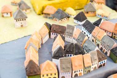 Sibiu City, Romanya - 06 Eylül 2020. Romanya 'nın Sibiu kentindeki çömlekçiler fuarında geleneksel Rumen el yapımı seramik pazarı