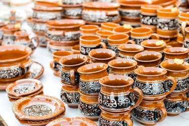 Sibiu City, Romanya - 06 Eylül 2020. Romanya 'nın Sibiu kentindeki çömlekçiler fuarında geleneksel Rumen el yapımı seramik pazarı