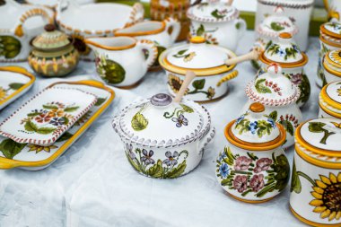 Sibiu City, Romanya - 06 Eylül 2020. Romanya 'nın Sibiu kentindeki çömlekçiler fuarında geleneksel Rumen el yapımı seramik pazarı