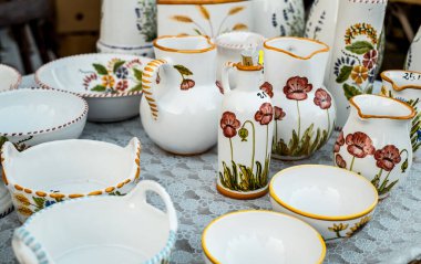 Sibiu City, Romanya - 06 Eylül 2020. Romanya 'nın Sibiu kentindeki çömlekçiler fuarında geleneksel Rumen el yapımı seramik pazarı