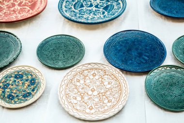 Sibiu City, Romanya - 06 Eylül 2020. Romanya 'nın Sibiu kentindeki çömlekçiler fuarında geleneksel Rumen el yapımı seramik pazarı