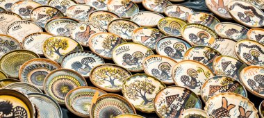 Sibiu City, Romanya - 06 Eylül 2020. Romanya 'nın Sibiu kentindeki çömlekçiler fuarında geleneksel Rumen el yapımı seramik pazarı