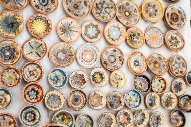 Sibiu City, Romanya - 06 Eylül 2020. Romanya 'nın Sibiu kentindeki çömlekçiler fuarında geleneksel Rumen el yapımı seramik pazarı