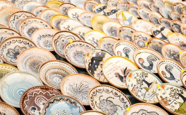 Sibiu City, Romanya - 06 Eylül 2020. Romanya 'nın Sibiu kentindeki çömlekçiler fuarında geleneksel Rumen el yapımı seramik pazarı