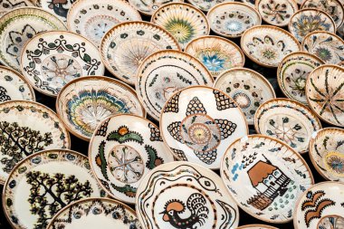 Sibiu City, Romanya - 06 Eylül 2020. Romanya 'nın Sibiu kentindeki çömlekçiler fuarında geleneksel Rumen el yapımı seramik pazarı