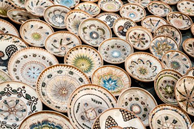 Sibiu City, Romanya - 06 Eylül 2020. Romanya 'nın Sibiu kentindeki çömlekçiler fuarında geleneksel Rumen el yapımı seramik pazarı