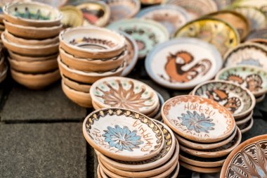 Sibiu City, Romanya - 06 Eylül 2020. Romanya 'nın Sibiu kentindeki çömlekçiler fuarında geleneksel Rumen el yapımı seramik pazarı