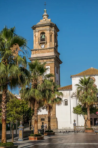 Algeciras, İspanya - 27 Haziran 2018. İspanya 'nın eski Algeciras kasabasındaki Historic Plaza Alta (Yüksek Meydan). Şehirdeki en büyük faaliyet merkezlerinden biridir..