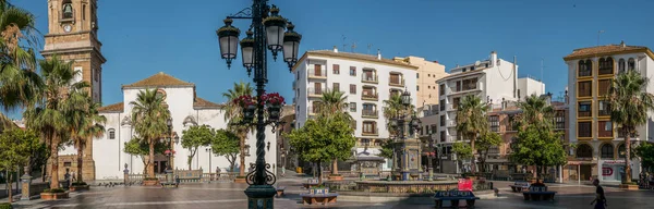 Algeciras, İspanya - 27 Haziran 2018. İspanya 'nın eski Algeciras kasabasındaki Historic Plaza Alta (Yüksek Meydan). Şehirdeki en büyük faaliyet merkezlerinden biridir..