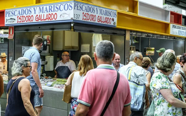 Malaga, İspanya - 28 Ağustos 2018. Kentin merkezinde yer alan Merkezi Pazar Atarazana 'nın (Mercado Central Atarazanas) iç manzarası. Büyük şehir pazarındaki et ve balık tezgahlarının görüntüsü