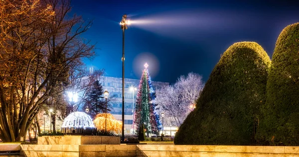 ブルガリアのルセ市 2016年12月10日クリスマスのお祝いの準備中にブルガリアの都市ルセのメイン広場の夜景 — ストック写真