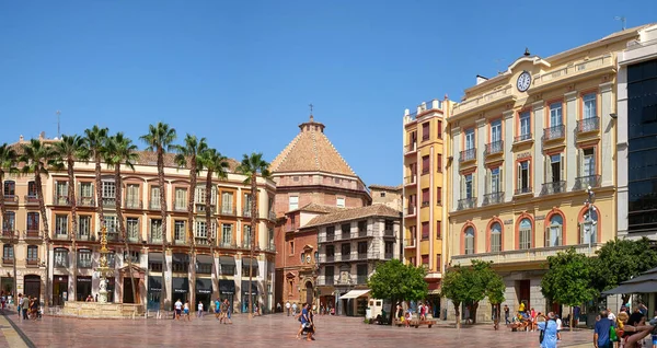 Malaga, İspanya - 4 Ağustos 2018. İspanya 'nın Endülüs şehrindeki Ana Meydan' ın (Plaza de la Constitucion) panoramik manzarası. Turistler ve yerel halk için popüler bir alışveriş merkezi.