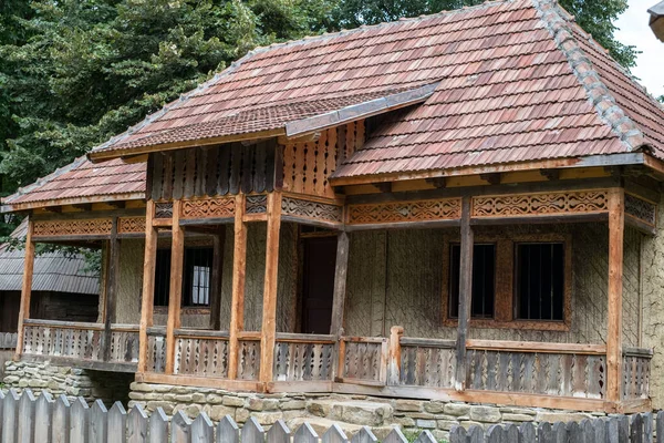 Bükreş, Romanya, 5 Eylül 2017. Romanya 'nın dört bir yanından gelen otantik çiftlikler ve evler, Romanya' nın geleneksel köy yaşamının yer aldığı Herastrau Park 'taki açık hava etnoğrafya müzesi Dimitrie Gusti Ulusal Köy Müzesi' nde sergileniyor.