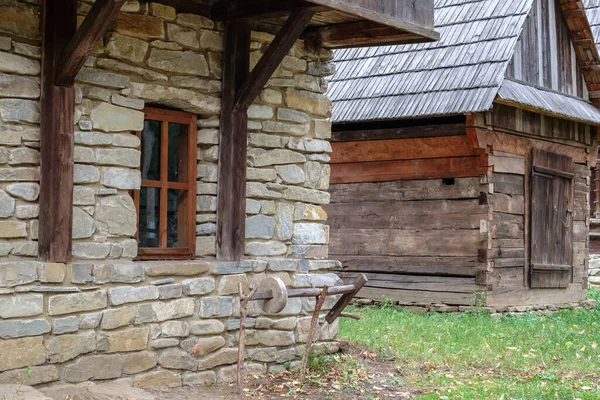 Bükreş, Romanya, 5 Eylül 2017. Romanya 'nın dört bir yanından gelen otantik çiftlikler ve evler, Romanya' nın geleneksel köy yaşamının yer aldığı Herastrau Park 'taki açık hava etnoğrafya müzesi Dimitrie Gusti Ulusal Köy Müzesi' nde sergileniyor.