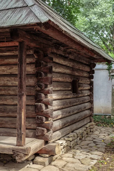 2017年9月5日ルーマニアのブカレスト 伝統的なルーマニアの村の生活を紹介するHerastrau Parkにある野外民族誌博物館であるDimitrie Gusti国立村博物館のルーマニア全土からの本物の農民農場と家 — ストック写真