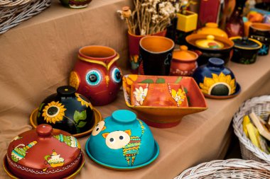 Sibiu City, Romanya - 06 Eylül 2020. Romanya 'nın Sibiu kentindeki çömlekçiler fuarında geleneksel Rumen el yapımı seramik pazarı