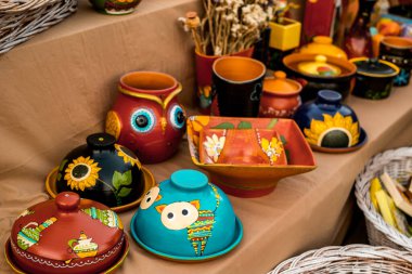 Sibiu City, Romanya - 06 Eylül 2020. Romanya 'nın Sibiu kentindeki çömlekçiler fuarında geleneksel Rumen el yapımı seramik pazarı