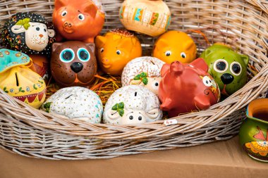 Sibiu City, Romanya - 06 Eylül 2020. Romanya 'nın Sibiu kentindeki çömlekçiler fuarında geleneksel Rumen el yapımı seramik pazarı