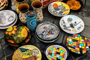 Sibiu City, Romanya - 06 Eylül 2020. Romanya 'nın Sibiu kentindeki çömlekçiler fuarında geleneksel Rumen el yapımı seramik pazarı